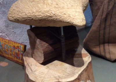 un tabouret fait de pierre et de bois
