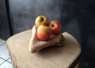 bole en forme de couer fait de pierre avec trois pommes dedans