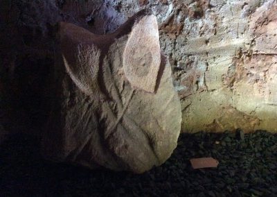 Un hibou taillé dans la pierre