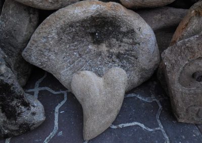 Un coeur de pierre au mileu de vieille pierre sombre