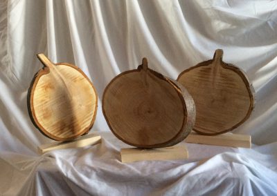 Trois tronceaux de bois en forme de pomme