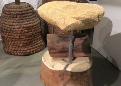 Un tabouret de pierre et de bois