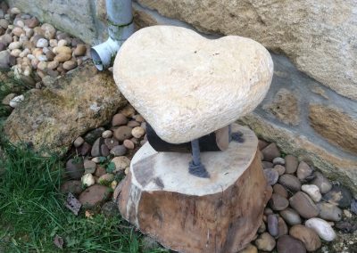 tabouret fait de bois et de corde avec pour assise un coeur de pierre