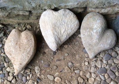 Trois coeurs en pierres de forme et de couleurs différentes