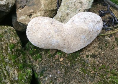 Coeur en pierre posé sur un tas de vieilles pierres