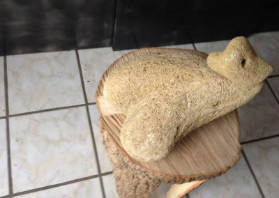 Pierre jaune taillé de forme abstraite sur un tabouret en bois