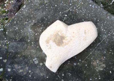 coeur en pierre sur une vieille pierre noir