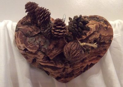 Montage en bois et pomme de pin en forme de coeur