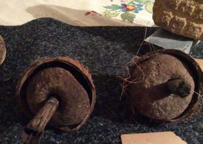 deux pommes de pierre dans une demi noix de coco