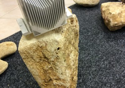 Un radiateur passif sur une pierre
