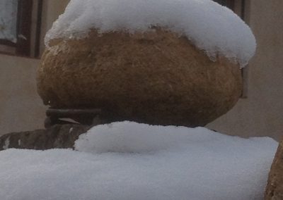 Pomme en pierre recouvert partiellement de neige