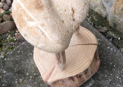 Tabouret fait de bois et pierre en forme de coeur