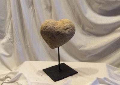Petit coeur en pierre maintenus par un support en fer noir