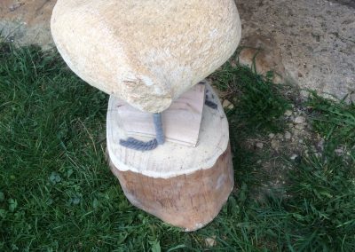 tabouret fait de tronçon de bois, de corde, avec une assise en forme de selle de vélo