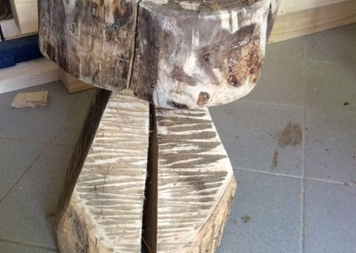 tabouret en bois fait d'une pièce en forme de champignon