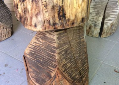 tabouret en bois fait d'une pièce en forme de champignon