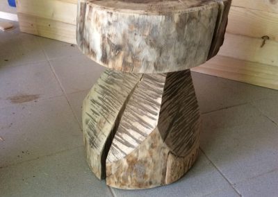 tabouret en bois fait d'une pièce en forme de champignon