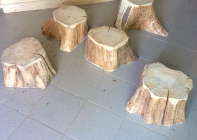 5 tabourets en bois en forme de souche d'arbre