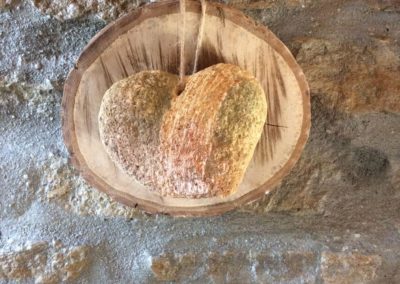 une rondelle d'arbre avec en sont centre un coeur en pierre