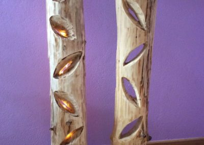 deux demis troncs d'arbre écorcher perforé de different motif