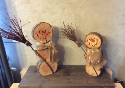 deux bonhommes de neige en bois