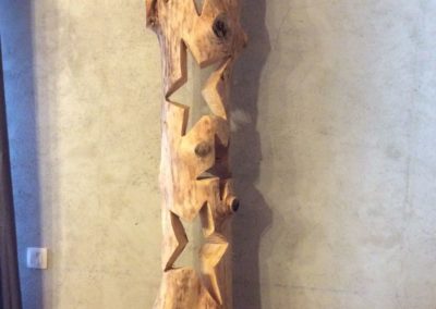 Un demi tronc d'arbre écorcher perforé de motif en étoile